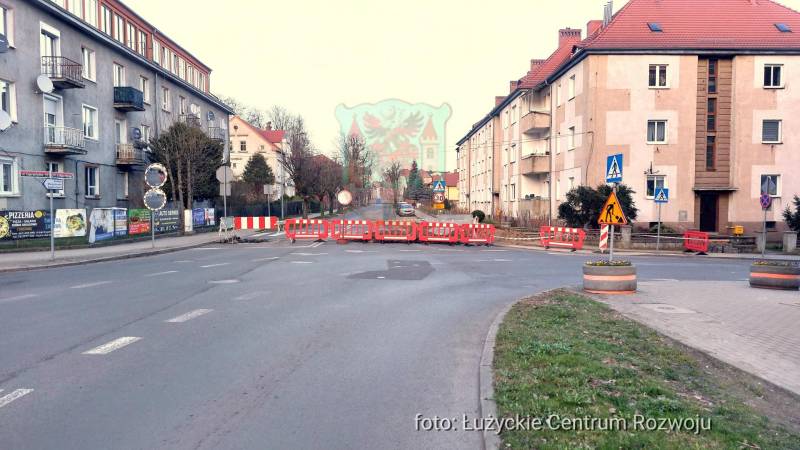 skrzyżowanie, blokada ustawiona od ul. Wojska Polskiego